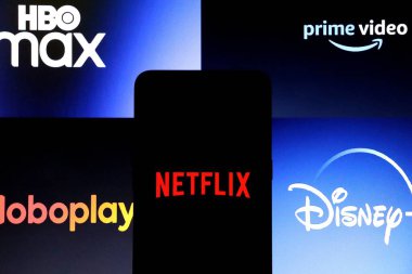 Bahia, Brezilya - 26 Temmuz 2021: Arkaplanda Globoplay, Disney +, HBO Max ve Prime Video logoları sergilenen akıllı telefon ekranında Netflix uygulaması. Akımlar. 