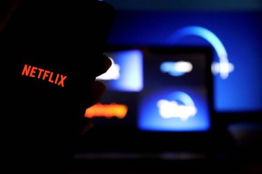 Bahia, Brezilya - 26 Temmuz 2021: Netflix uygulama logosu arkaplanda akıllı telefon ekranı ve diğer uygulama logolarında görüntülendi. 