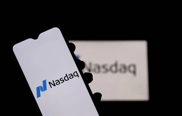 巴西巴伊亚州 2021年7月26日 在屏幕上显示带有Nasdaq标志的智能手机持有者 股票市场 免版税图库照片