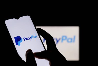 Bahia, Brezilya - 26 Temmuz 2021: PayPal logosu akıllı telefon ekranında gösterildi. PayPal çevrimiçi ödeme platformu. 