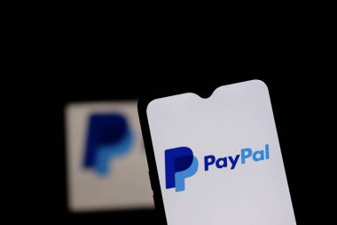 Bahia, Brezilya - 26 Temmuz 2021: PayPal logosu akıllı telefon ekranında gösterildi. PayPal çevrimiçi ödeme platformu. 