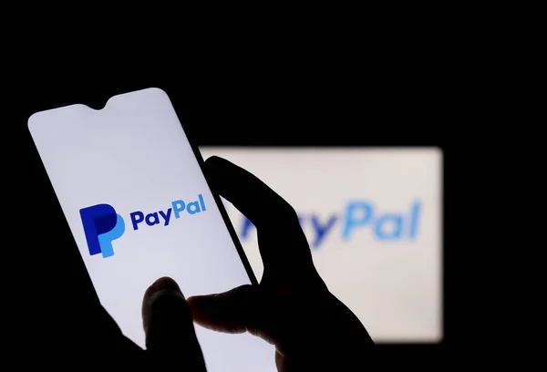 Bahia, Brezilya - 26 Temmuz 2021: PayPal logosu akıllı telefon ekranında gösterildi. PayPal çevrimiçi ödeme platformu. 