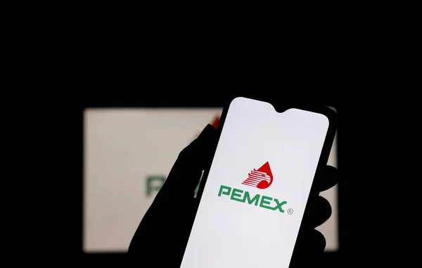 Bahia, Brezilya - 26 Temmuz 2021: Pemex logosu akıllı telefon ekranında gösterildi. Meksika Petrol, Meksika 'nın devlet petrol şirketi..