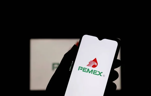 巴西巴伊亚州 2021年7月26日 Pemex标志在智能手机屏幕上展示 墨西哥石油公司是墨西哥国有石油公司 图库图片