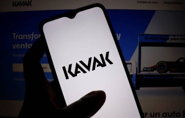 Bahia, Brezilya - 2 Ağustos 2021: akıllı telefon ekranında Kavak logosu. Kavak Meksika 'da kullanılmış araba platformu.. 