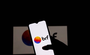 13 Ağustos - Brezilya akıllı telefon ekranında BRF logosu. BRF Brezilyalı bir şirkettir ve dünyanın en büyük gıda şirketlerinden biridir..