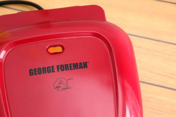 26 Ağustos 2021 - Brezilya: George Foreman Grill ahşap arka planda. 