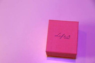 Salvador, Brezilya - 2 Aralık 2025: İçinde küpeler bulunan Vivara mücevher kutusu. Vivara lüks hediyesi.