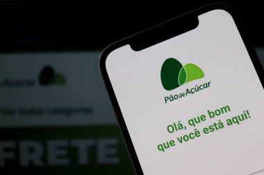 Salvador, Brezilya - 12 Aralık 2025: Pao de Acucar süpermarket logosu akıllı telefon ekranında. Market ve perakende satışları. Brezilya süpermarketi.