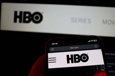 Salvador, Brezilya - 9 Aralık 2025: akıllı telefon ekranında HBO logosu. HBO yayını. Ev Gişesi. 