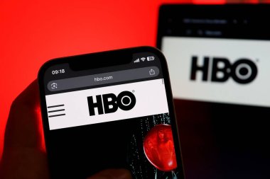 Salvador, Brezilya - 9 Aralık 2025: akıllı telefon ekranında HBO logosu. HBO yayını. Ev Gişesi. 