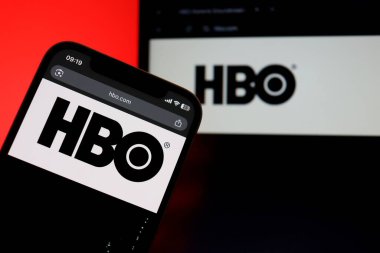 Salvador, Brezilya - 9 Aralık 2025: akıllı telefon ekranında HBO logosu. HBO yayını. Ev Gişesi. 