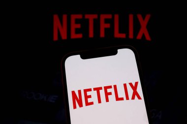 Salvador, Brezilya - 9 Aralık 2025: Mobil ekranda Netflix logosu. Netflix akış uygulaması. 