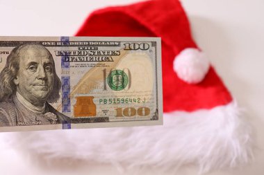 Amerikan doları. Dolar banknotları ve Noel Baba şapkası. Finans ve Noel konsepti.