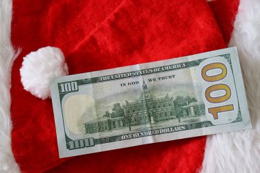 Amerikan doları. Dolar banknotları ve Noel Baba şapkası. Finans ve Noel konsepti.