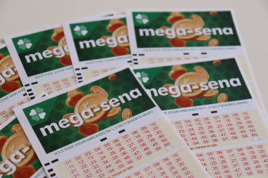 Salvador, Brezilya - 24 Aralık 2025: Mega Sena biletleri. Brezilya Caixa PiyangosuName.