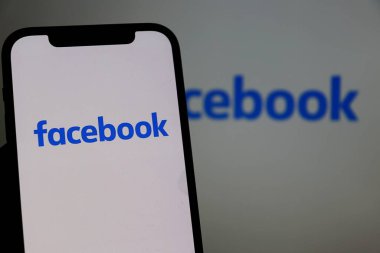 Salvador, Brezilya - 27 Aralık 2025: Facebook logosu (Meta) akıllı telefon ekranında sergilendi. Facebook uygulaması. Sosyal medya.