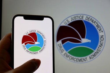 Salvador, Brezilya - 15 Ocak 2026: Uyuşturucu İnfaz İdaresi (DEA) logosu akıllı telefon ekranında sergilendi. ABD DEA logosu. ABD Adalet Bakanlığı.