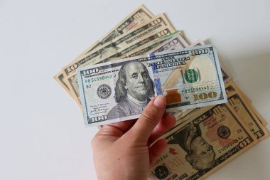 Amerikan dolarları. Para saymak, dolar saymak, Amerikan para birimi kavramı, finans ve zenginlik. ABD banknotları.