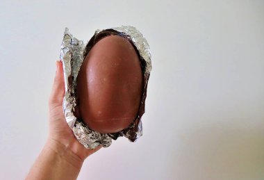 Paskalya yumurtası. Brezilya paskalya yumurtası (ovo de pascoa). Paskalya kutlaması kavramı.