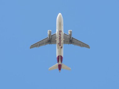 Eurowings 'in düşük maliyetli taşıyıcı uçağının soluk mavi bir gökyüzüne doğru uçuşu görüntülenecektir. Görüntü merkezi
