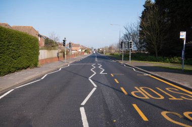 Koronavirüse karşı koruyucu önlem olarak lateks eldivenli bir çift el takılıyor.