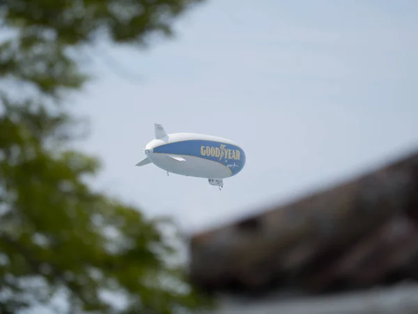 Bexhill Sussex July 2021 Goodyear Zeppelin Flight Framed Blunred Leaves — 스톡 사진