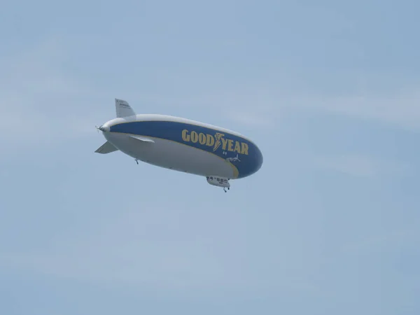 Bexhill Sussex July 2021 Goodyear Zeppelin 비행중푸른 — 스톡 사진