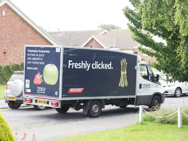 Bexhill-East Sussex-UK-7 Temmuz 2021 Tesco dağıtım aracı bir yerleşim alanından geçiyor. Minibüs tarafındaki mesajda 