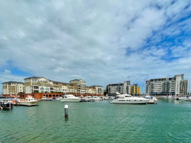  İkonik M & S logosu olan bir Marks and Spencer mağazasının teslimat girişi. Büyük, modern gri bina. Perakende..