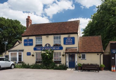 Tolleshunt D 'Arcy-Essex-UK-14 Haziran 2021 - Kraliçe' nin Kamu Binası. Mavi gökyüzü ve beyaz bulutlu yaz günü