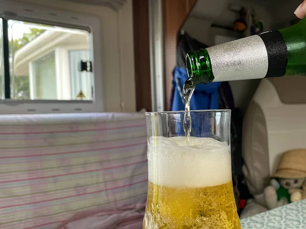 Закрытый Вид Зеленую Пивную Бутылку Разливающимся Пивом Пеной Голове — стоковое фото