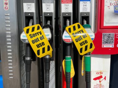 Bexhill-Sussex-UK-25 Eylül 2021: Benzin pompaları, Uk .Diesel 'de yakıt sıkıntısı ve dağıtım sorunları nedeniyle kullanım dışı olduğunu belirten işaretli, kurşunsuz ve yüksek fiyat dijital ekranı sıfır peni gösteriyor..
