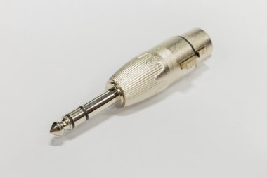 XLR bağdaştırıcısına telefon tak. Beyaz arka plan üzerinde nesneleri