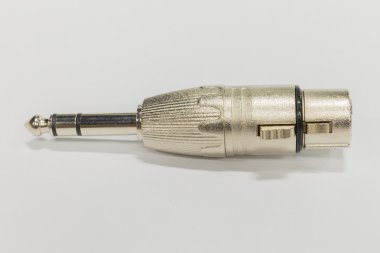 XLR bağdaştırıcısına telefon tak. Beyaz arka plan üzerinde nesneleri