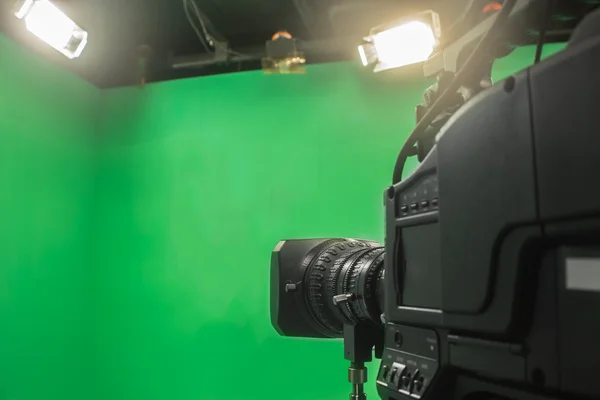 Televizní studio s kamerou a světlo - kamery na zelené obrazovce — Stock fotografie