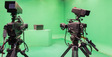 Televizyon stüdyosu kamera tripod üzerinde kamera ve ışık-