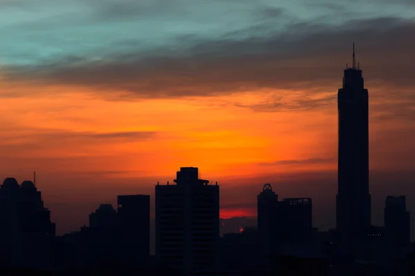 Silhouette view of Bangkok thailand, in view of the city at sunset with the light . — Stock Photo, Image