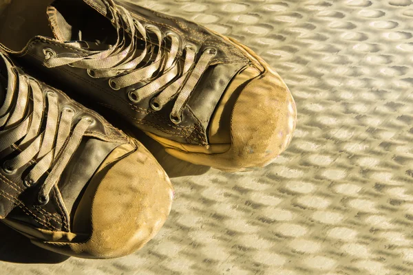 Brown Sneakers schoenen lopen kijken zijaanzicht, Sneakers met licht bij zonsondergang met schaduweffecten. , Hister leven — Stockfoto