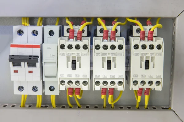 Βιομηχανικές ηλεκτρικές πίνακα με ηλεκτρονικές συσκευές Ρελέ προστασίας και διαδικασία που ελέγχει το closeup — Φωτογραφία Αρχείου
