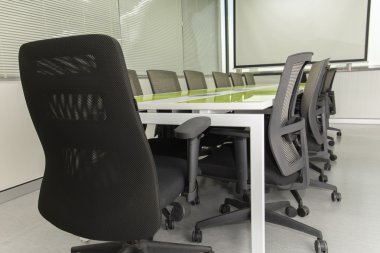 İç konferans salonu, Toplantı Salonu, beyaz projektör kurulu ile.