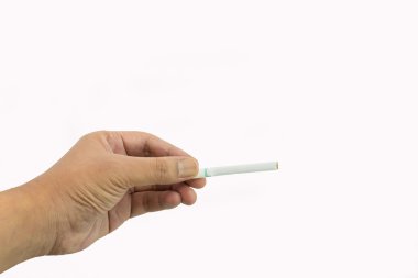 Sigara tutan bir el.