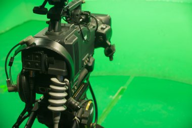 Televizyon stüdyosu yeşil ekran kamera ile fotoğraf makinesi ve ışıklar-