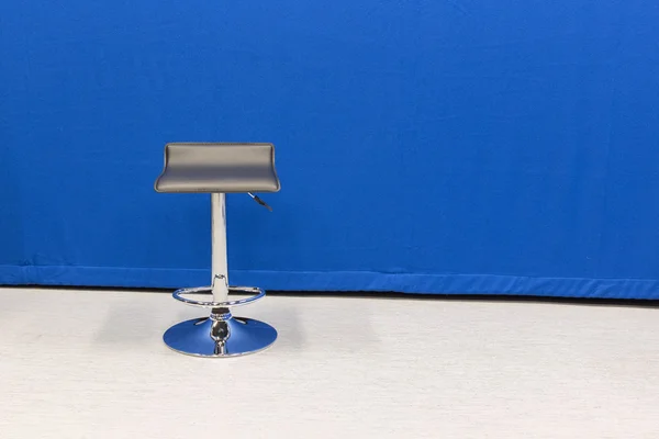 Židle na modrém pozadí — Stock fotografie