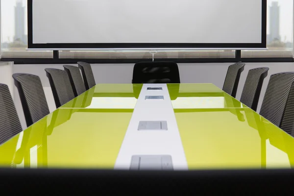 İç konferans salonu, Toplantı Salonu, beyaz projektör kurulu ile.