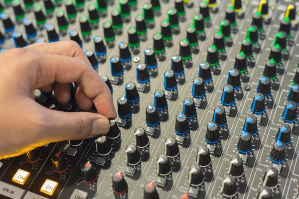 La mano fue capturado equipo de botones para el control del mezclador de sonido — Foto de Stock