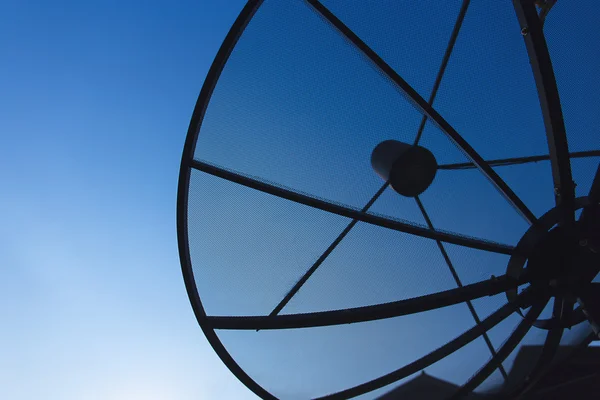 Uydu yemekleri iletişim teknoloji ağı ile gökyüzü ve gün batımı arka planda