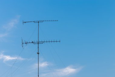bulutlu ve mavi gökyüzü arka plan ile Televizyon antenler