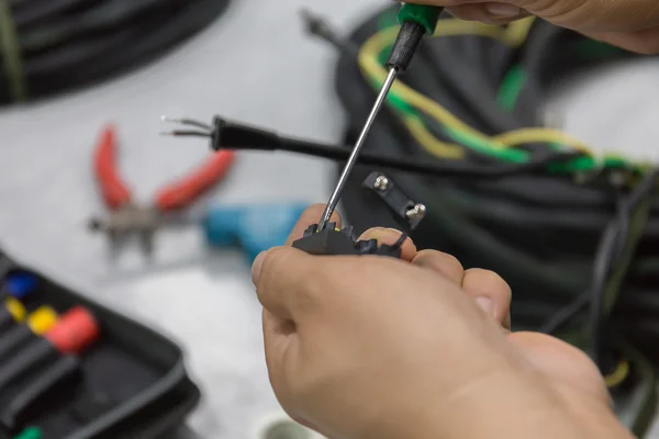 kablo sıyırma eller