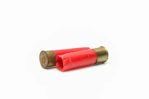 Rode shotgun shell gebruikt. Op witte achtergrond. — Stockfoto